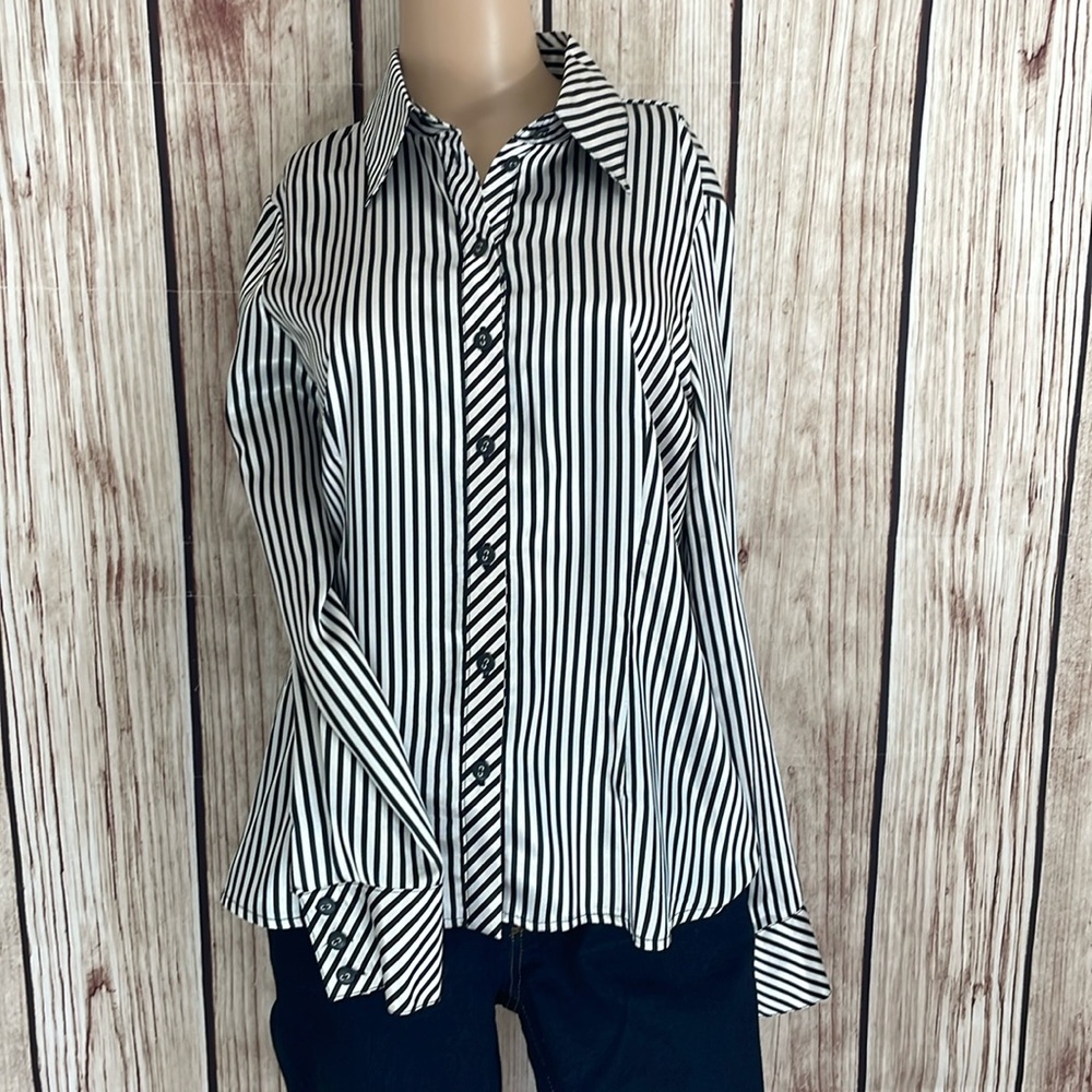 Chapter One Black and White Vertical Stripe Button Down Size 6